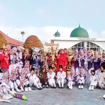 MTsN 1 Agam Semarakkan Pawai Alegoris HUT RI ke-81, Kobarkan