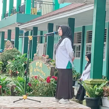 Upacara Senin di MTsN 1 Agam, Aisyah Tanamkan Pesan: Keberha