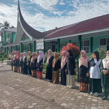 ASN dan GTK MTsN 1 Agam Tampil dalam Balutan Pakaian Adat, S