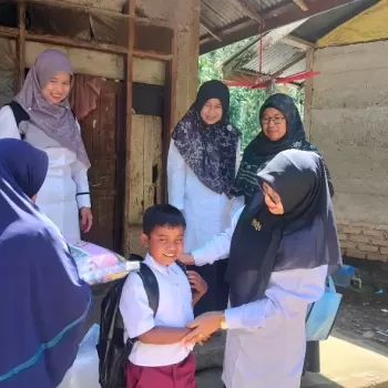 MTsN 1 Agam Salurkan Bantuan Peduli Galodo untuk Siswa Terda