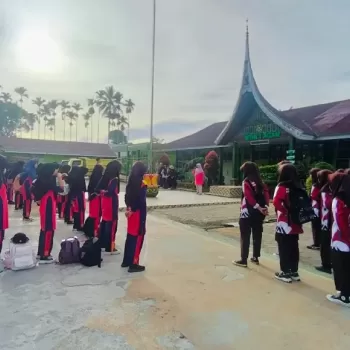 Tsanesa Scout MTsN 1 Agam Gelar Hiking di Ngarai Bukittinggi