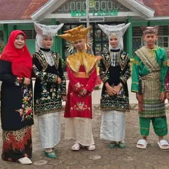 MTsN 1 Agam Persembahkan Tari Pasambahan pada Kegiatan Creat