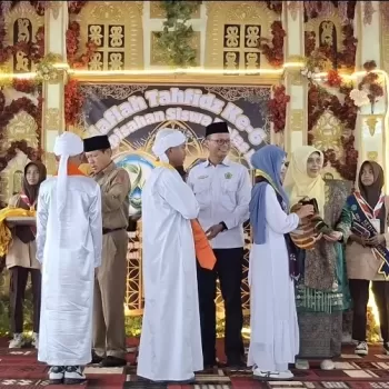 Bertabur Penghargaan, Haflah Tahfidz ke-6 MTsN 1 Agam Wisuda