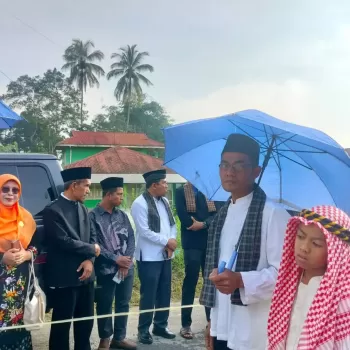 Hadir Bersama Masyarakat, Kepala MTsN 1 Agam Hadiri Pelepasa