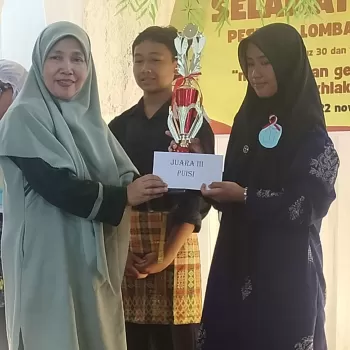 MTsN 1 Agam Bersinar: Siswi MTsN 1 Agam Raih Juara III di Aj