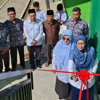 Komite MTsN 1 Agam Serahkan Ruang Kelas Baru