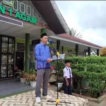 MTsN 1 Agam Gelar Upacara Hari Pahlawan dalam Rintik Hujan, 