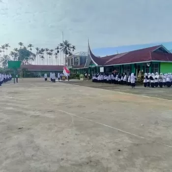 Upacara Bendera MTsN 1 Agam: Menata Semangat Baru Menuju Pen