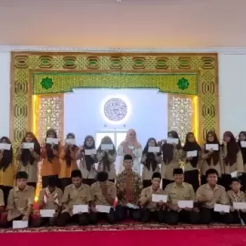 Tutup PBM Ramadhan, MTsN 1 Agam Salurkan Zakat dan Fahu