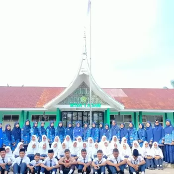 Semangat Kebangsaan di Tengah Libur, Sivitas Akademika MTsN 