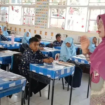 Kepala MTsN 1 Agam Supervisi Kebersihan Kelas, Perkuat K3 da