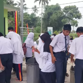 Operasi Semut: MTsN 1 Agam Tanamkan Karakter Peduli Lingkung