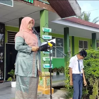 MTsN 1 Agam Gelar Upacara Peringatan Hari Kartini 2025: Kepa